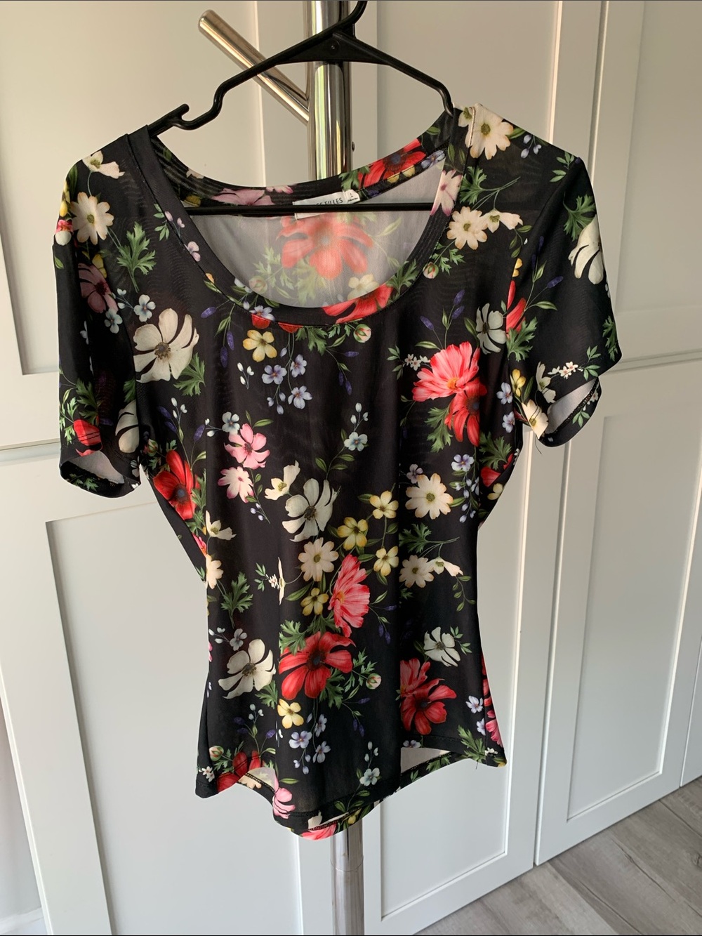 Avec Les Filles Black Floral Scoop Neck Short Sleeve Top
